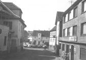 Blick in die Hauptstraße oberhalb des Rathauses. Auf der Parkfläche stand bis 1977 das Wohnhaus des abgesiedelten Gehöfts Happ („Bürgermeisters“). Die Häuser rechts und links sind Neubauten gewichen. fotos: r.henkel
