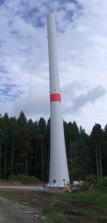 Alle 12 Betontürme bis zu einer Höhe von 86 Metern stehen bereits. Dieser Turm ist, wie nach Fertigstellung alle anderen auch, 139 Meter bis zur Nabe hoch weil noch zwei Stahlteile aufgesetzt werden müssen.