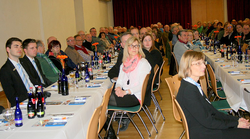 Aufmerksame Zuhörer und Zuschauer.