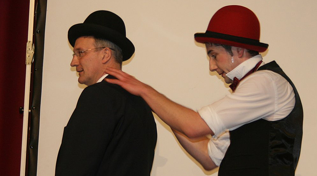 Erstaunlich geschickt zeigte sich der Schlitzer Zweigstellenleiter Bernhard Schäfer, als er Jongleur Kasimir assistierend zur Seite stand.