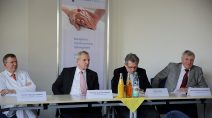 Direktor der Tumorklinik und Leiter des Onkologischen Zentrums Prof. Dr. H.-G. Höffkes, Priv.-Doz. Dr. Thomas Menzel und Dietmar Pawlik, Oberbürgermeister und Aufsichtsratvorsitzender am Klinikum Fulda Gerhard Möller-