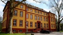 Die ertse und einzigste Landesmusikakademie Hessens befindet sich im ehemaligen Schloss Hallenburg. Eigentümerin ist die Burgenstadt Schlitz. 