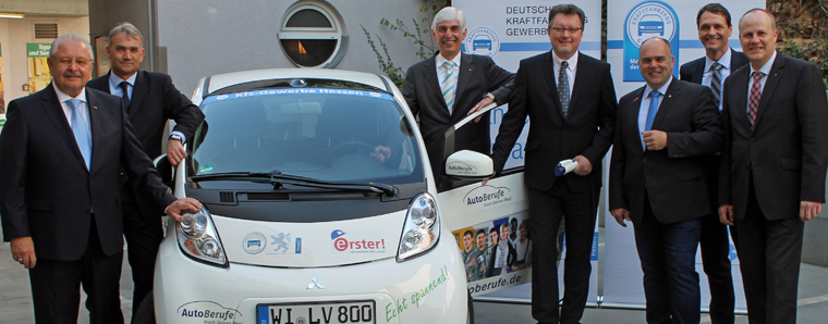 Der Vorstand des Kfz-Verbandes Hessen war von Wiesbaden nach Fulda per Elektromobil angereist. Von l.:  Jürgen Karpinski, Andreas Binz (Fuchs Schmierstoffe GmbH), Michael Kraft (Vizepräsident Kfz-Landesverband Hessen), Andrè Fleissner (Fuschs Schmierstoffe GmbH), Thorsten Krämer, Joachim Kuhn (Geschäftsführer Kfz-Landesverband Hessen) Robert Balzer (Nürnberger/Garanta-Versicherung)