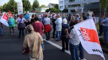 Kundgebung vor den Toren der Heimatzeitung