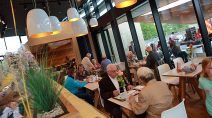 100 Sitzplätze laden Cafébesucher zum Gemütlichen Verweilen ein