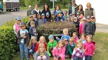 Nach getaner Arbeit: Die Kinder und Erzieherinnen der Kita St. Raphael sowie Ewald Sauer vom Biosphärenreservat Rhön freuen sich über das gelungene Ergebnis.