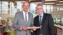 Ein Kleines Geschenk von Dr. Andreas Steffen (l.)