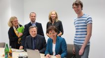 Hochschulpräsident Prof. Dr. Karim Khakzar, Europaministerin Lucia Puttrich, Doktorand Jonas Etzold; hinten v.l.: Vizepräsidentin Prof. Dr. Kathrin Becker-Schwarze, Doktorand Dominik Rupprecht, Projektleiterin Prof. Dr. Birgit Bomsdorf