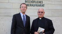 Verlagsleiter Rainer Klitsch und Bischof Heinz Josef Algermissen