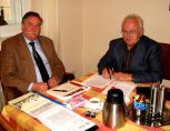 Bürgermeister Hans-Jürgen Schäfer im Gespräch mit unserem freien Mitarbeiter Hans Schmidt. 