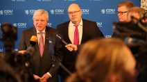 Der Landesvorsitzende der CDU Hessen, Ministerpräsident Volker Bouffier und Peter Altmaier (CDU)