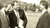 Das Schwarz-Weiß-Foto vom 25.9.1991 zeigt den gerade mit dem Hubschrauber auf dem Sportplatz Kaltensundheim gelandeten damaligen Bundesumweltminister Klaus Töpfer (Mitte) im Gespräch mit Karl-Friedrich Abe (rechts im Bild).