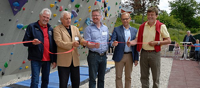 Offizielle Einweihung der neuen Außenboulderwand mit Martin Schäfer (Vorsitzender des Sportkreises Fulda-Hünfeld), Norbert Weber (Ehrenvorsitzender der DAV-Sektion Fulda), Michael Rutkowski (1. Vorsitzender der DAV-Sektion Fulda), Dag Wehner (Bürgermeister der Stadt Fulda und Sportdezernent) und Karl-Josef Schwiddessen (Bürgermeister der Gemeinde Petersberg).