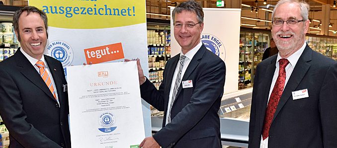 Staatssekretär Gunther Adler, tegut… Geschäftsführer Thomas Gutberlet und Volker Teichert, Vorsitzender der Jury Umweltzeichen.