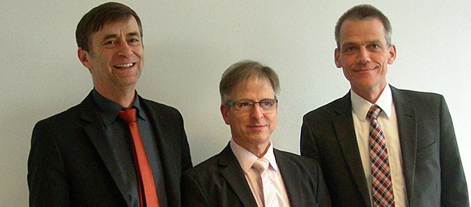 Amtsgerichtsdirektor Dr. Philipp Gescher (rechts) und Eiterfelds Bürgermeister Hermann- Josef Scheich (links) ehrten, dankten und würdigten Helmut Arend für seine langjährigen ehrenamtlichen Tätigkeiten.