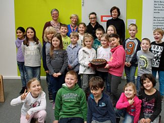 Kinzigtalschule Gründau-Lieblos mit einer Überraschungstorte willkommen geheißen.