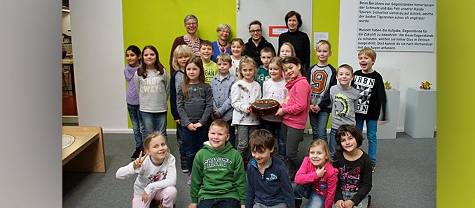 Kinzigtalschule Gründau-Lieblos mit einer Überraschungstorte willkommen geheißen.