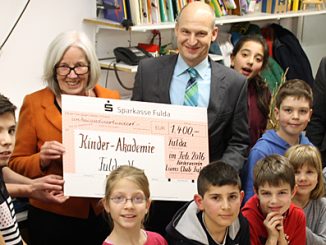 Im Hintergrund v.l.n.r. Dr. Gabriele König und Helen Bonzel (Kinder-Akademie), Prof. Dr. Volker Schächinger und Prof. Dr. Tassilo Bonzel (Lions-Club Fulda)