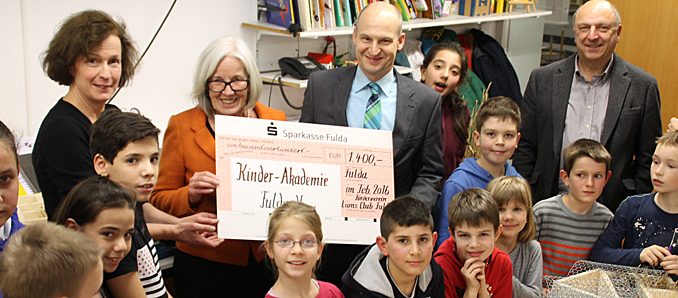 lions_s_uebergabe1 Im Hintergrund v.l.n.r. Dr. Gabriele König und Helen Bonzel (Kinder-Akademie), Prof. Dr. Volker Schächinger und Prof. Dr. Tassilo Bonzel (Lions-Club Fulda)
