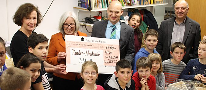 Im Hintergrund v.l.n.r. Dr. Gabriele König und Helen Bonzel (Kinder-Akademie), Prof. Dr. Volker Schächinger und Prof. Dr. Tassilo Bonzel (Lions-Club Fulda)