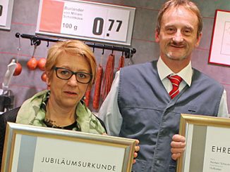 von l.: Nadine Walter (Rewe-Bezirksleiterin), Gabriele Leipold, Norbert Schaum, Dietmar Weidenbörner