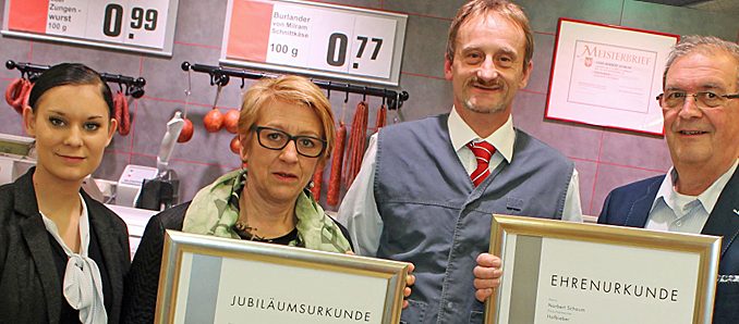 von l.: Nadine Walter (Rewe-Bezirksleiterin), Gabriele Leipold, Norbert Schaum, Dietmar Weidenbörner