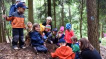 Im Kindergarten am Birkenweg gibt es eine Outdoor-Gruppe mit Waldtagen und Naturspielen.