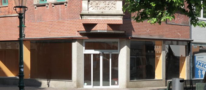 Fazit: Die Anstrengungen von Herrn Theele, nahezu alle, öffentlich zugänglichen Gebäude mit barrierefreien Toiletten für Menschen, die auf einen Rollstuhl angewiesen sind, zu versehen, lassen sich leider nicht überall realisieren - selbst wenn dieser Wunsch von vielen Bürgern gehegt wird. Alleine die Bausubstanz – insbesondere in Altbauten – lässt dies nicht zu. Klar dürfte sein, dass man nicht die ganze Fuldaer Altstadt abreißt, um in Gaststätten oder sonstigen Lokalitäten behindertengerechte Toiletten zu realisieren. Womöglich wird Herrn Theele für dessen Bemerkung viel Zustimmung entgegengebracht, dennoch sollte man hier immer die Verhältnismäßigkeit im Blick haben. Wichtig ist, dass sich die Beteiligten im Vorfeld über die Machbarkeit Gedanken machen. Diesem ist der Thüringer Süßwarenhersteller, vielfach wegen seiner Behindertenfreundlichkeit belobigt, nachgekommen. Darüber hinaus sollten auch die Mitglieder des Behindertenbeirates der Stadt Fulda etwas sensibler auf die Sachverhalte, die ihr Vorsitzender, anprangert, blicken. Dabei sollten auch Fragen, wie beispielsweise die Erhöhung der regionalen Wertschöpfung, unternehmerische Verantwortung sowie die finanzielle Machbarkeit von Projekten in Betracht gezogen werden.