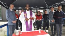 Pfarrer Uche Bernhard Ugwueze von der St. Lukas Kirche am Aschenberg segnete die Malteser-Einsatzfahrzeuge.