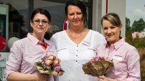 Frau Günther, Bezirksleiterin Johanna Papakonstantis und Frau Britschew.