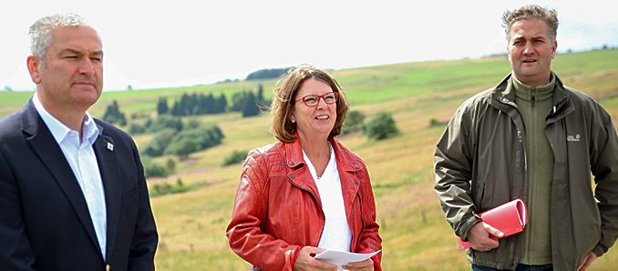 Bernd Woide (CDU), Landrat des Landkreises Fulda, Priska Hinz (Bündnis, 90/ Die Grünen) und orsten Raab, Fachdienstleiter der Hessischen Verwaltungsstelle des Biosphärenreservates Rhön.