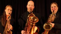 Pia-Maria Sauer (Altsaxophon), Willi Genßler (Tubax) und Ute Krönung (Baritonsaxophon)