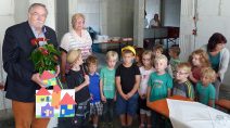 Die Kinder der Kita Schlossgartenweg aus Schlitz begeisterten mit ihren Liedern und einem kleinen Gedicht und überreichten Hans-Jürgen Schäfer selbstgebastelte Geschenke.