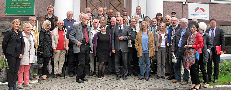 Seminarteilnehmer vor der Agraruniversität PolessK/Labiau