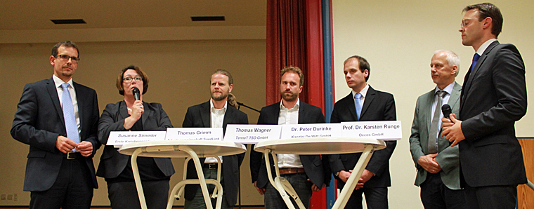 Bürgermeister Carsten Ullrich und Erste Kreisbeigeordnete Susanne Simmler stellten sich gemeinsam mit Thomas Grimm, Thomas Wagner, Dr. Peter Durinke und Prof. Dr. Karsten Runge den Fragen von Moderator Oliver Habekost und des Publikums (von links).