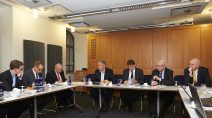 Brachten die neue GmbH auf den Weg: (von links) Erster Kreisbeigeordneter Frederik Schmitt, Bürgermeister Dag Wehner, Notar Dr. Christoph Kind, Landrat Bernd Woide, Oberbürgermeister Dr. Heiko Wingenfeld, IHK-Präsident Bernhard Juchheim, IHK-Hauptgeschäftsführer Stefan Schunck