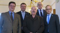  Lothar Happ, Lothar Helmer (zweite Reihe von links), Richard Thonius (erste Reihe links) und Bürgermeister Dag Wehner mit Hermann von Keitz (erste Reihe, Mitte), der nun in den Ruhestand eintritt.