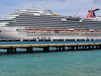 Kreuzfahrtschiff in der Karibik