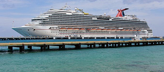 Kreuzfahrtschiff in der Karibik