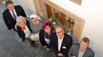 Geschäftsführer der DRK Fulda gGmbH und Vorstandsvorsitzender des DRK-Kreisverbandes Fulda e. V.Christoph Schwab, DRK-Bundesvizepräsidentin Freifrau Donata Schenck zu Schweinsberg, Schwester Maria Martha, Pflegedienstleitun Simone Staubach, Einrichtungsleitung DRK-Seniorenzentrum "Heilig Geist" Matthias Knauf, Mitglied der Geschäftsleitung und Leiter des Geschäftsbereiches Senioren Markus Otto.