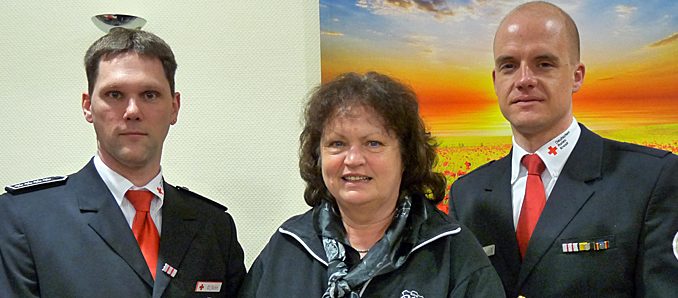 drk_bs1 Kornelia Grewe zwischen Bereitschaftsleiter Daniel Jahn und dem Vorsitzenden Johannes Rippert