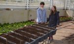 Zwei Mädchen halfen in der Stadtgärtnerei fleißig beim Bepflanzen von Blumenkübeln mit.