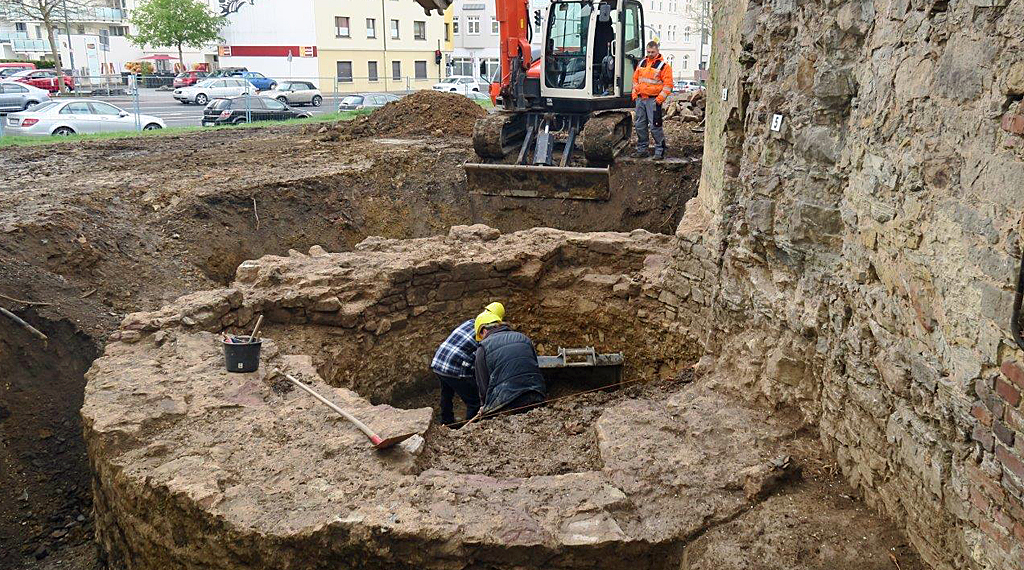 Ausgrabungen an der Dalbergstraße Alter Stadtturm entdeckt
