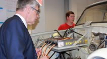 Klar, dass sich der Elektro-Ingenieur Manfred Görig für ein spannendes Schülerprojekt interessiert: Ein Trabi erhält einen Elektro-Antrieb. Foto: Erich Ruhl-Bady