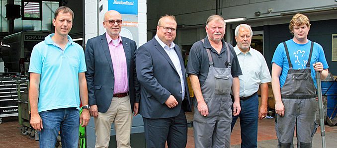 Fimeninhaber Rolf Schwalm (3.v.r.) und Sohn Christoper Schwalm (rechts) mit den CDU-Vertretern vor der Werkstatt von Schwalm Hydraulik.