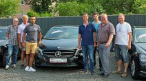 Gebrauchtwagenausstellung bei Autokosmetik Alsfeld. Erman Öperli (3. v.l.) führt Vertreter der Alsfelder CDU durch seinen Betrieb.