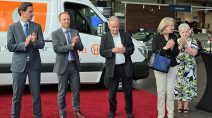 Centerleiter des Mercedes-Benz-Autohauses Kunzmann Fulda Lars Busse (mittig) mit den Vorstandsmitgliedern der Fuldaer Tafel e. V. 