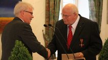 Werner Koch, Staatssekretär im Hessischen Innenministerium, hat Hans Heinrich Mohr das Verdienstkreuz am Bande der Bundesrepublik Deutschland übergeben