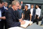 Landesbranddirektor Harald Uschek trägt sich in das Goldene Buch der Stadt Alsfeld ein
