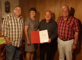 Personen auf dem Foto (v.l.n.r.): Roland Besel (Zweiter Vorsitzender des SPD-Ortsvereins Rückers), Sabine Waschke MdL (Vorsitzende des SPD-Unterbezirks Fulda), Jubilar Alfred Selent und Winfried Kreß (Erster Vorsitzender des SPD-Ortsvereins Rückers).